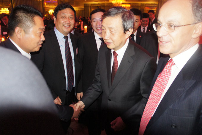 苏总与国务院副总理马凯握手